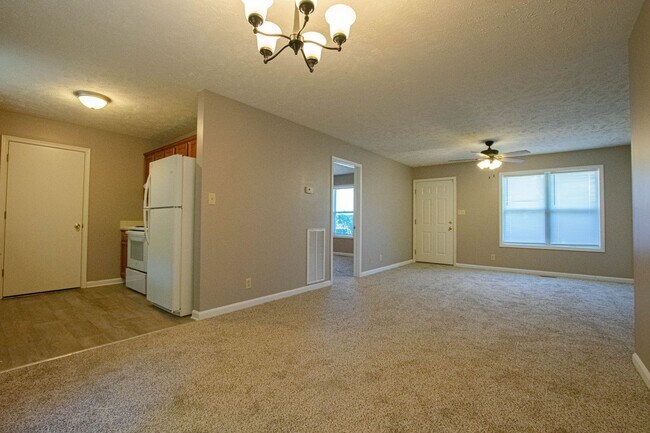 Building Photo - Three Bedroom on Tree Line Lot!