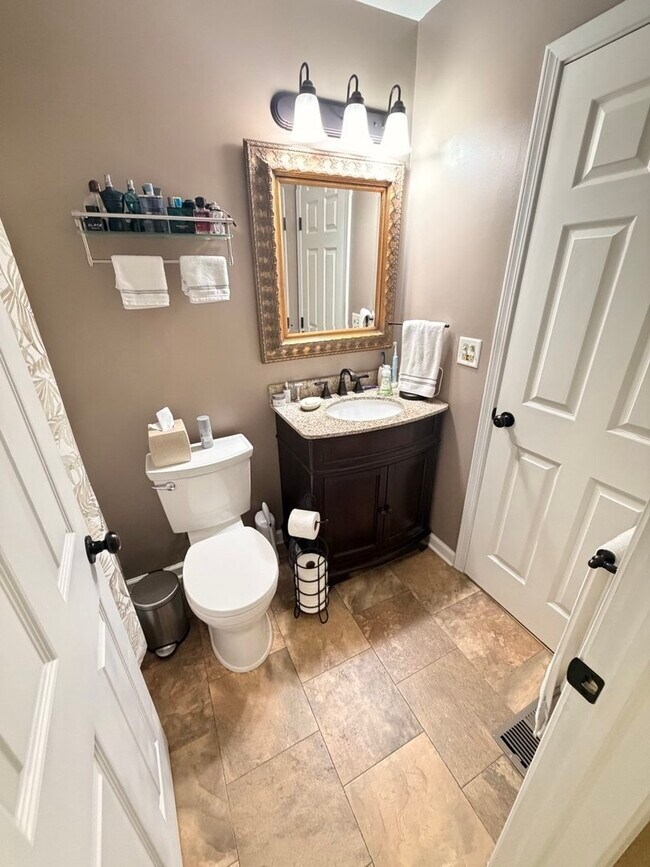 Building Photo - 1219 Huntington Dr