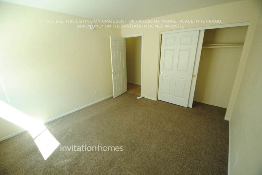 Building Photo - 9426 E Juanita Ave