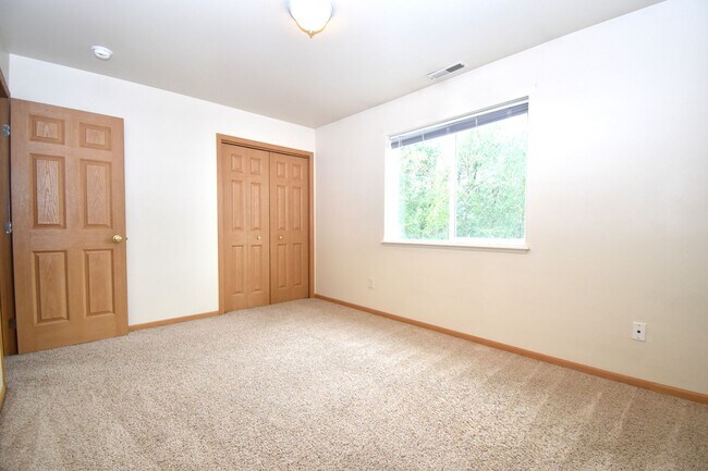 Building Photo - Townhouse Style 3 Bedroom 1.5 bathroom apartment in central Bozeman.  Great Central Location.