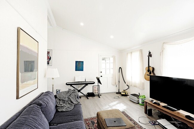 Building Photo - Pet-Friendly Crozet Cottage