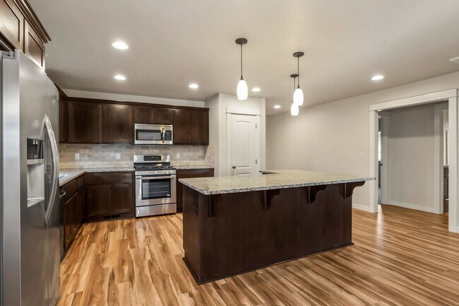 Building Photo - 4 Bedroom Home: Fenced Backyard & Great Location!