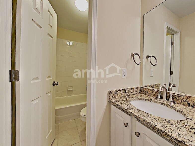 Building Photo - 404 Jessica Ln