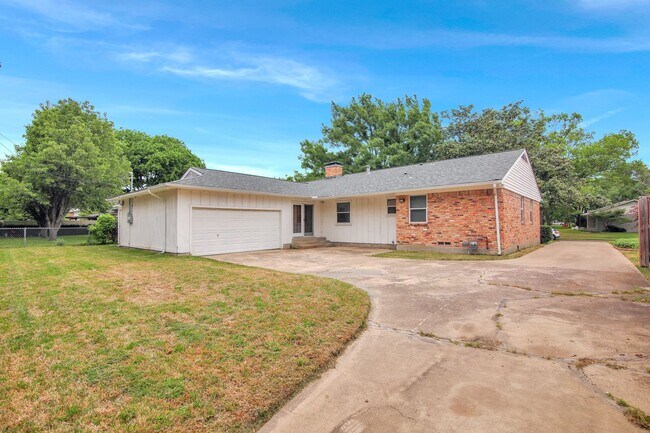 Building Photo - Newberry Drive