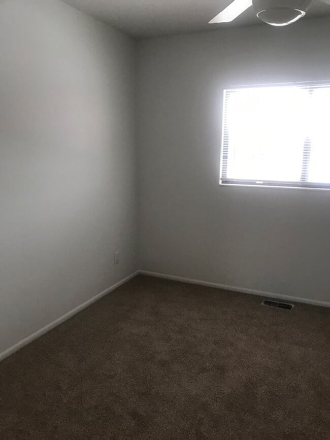 Building Photo - Beautifully updated townhouse, air conditi...