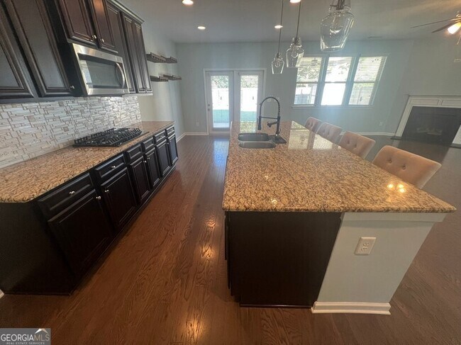 Building Photo - 165 Craines View