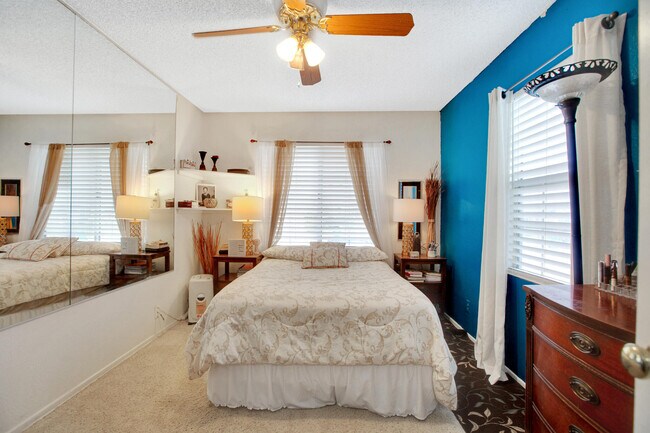 Building Photo - 39458 Chantilly Ln