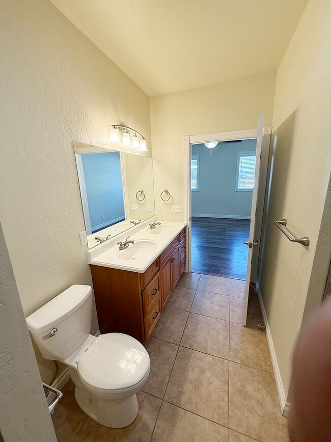 Building Photo - Sigle Family in East Valley