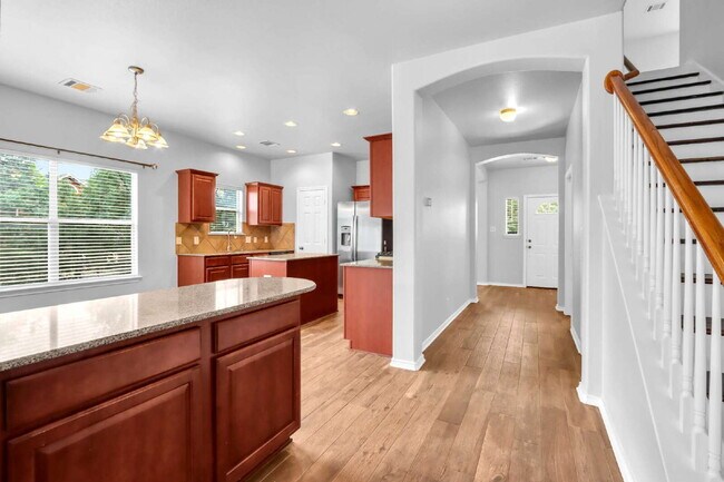 Building Photo - "Spacious 6-Bedroom Haven with 4 Full Baths and Hot Tub!"