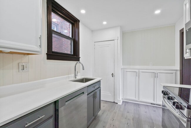 Building Photo - 3 bed 1 bathroom - central air, outdoor sp...