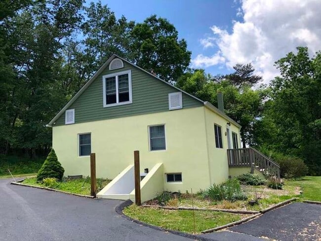 Building Photo - Four Bedroom House just outside Blacksburg