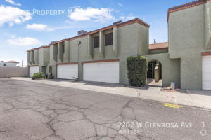 Building Photo - 2202 W Glenrosa Ave