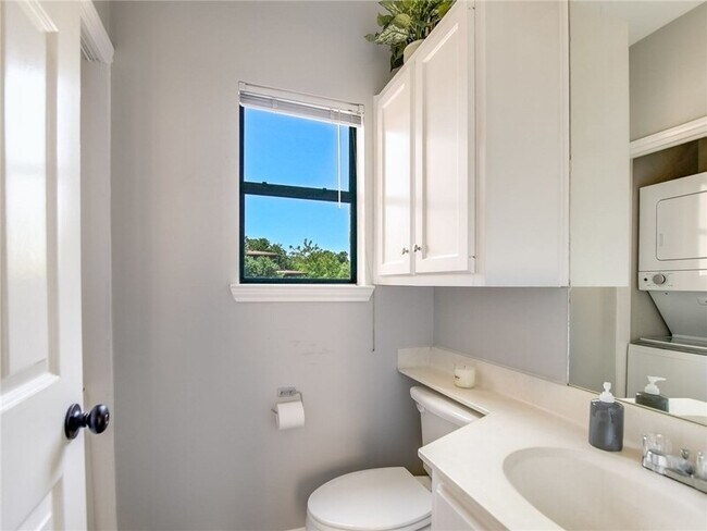 Building Photo - 611 E 45th St