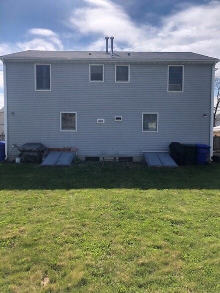 Building Photo - 60 Ivy St