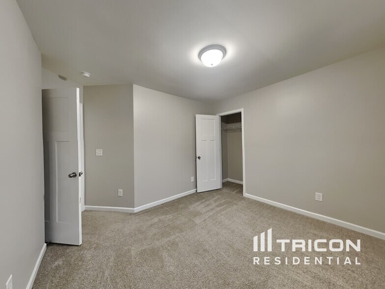 Building Photo - 877 Juno Dr