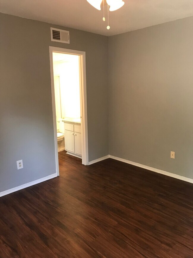 Building Photo - 3121 Park Ln