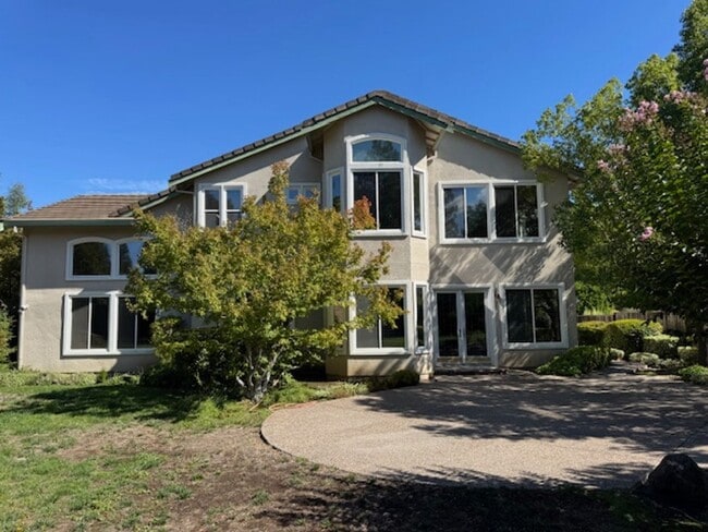 Building Photo - Gorgeous 5 bedroom + office, 4.5 bath Alam...