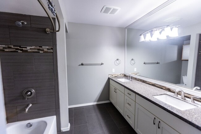 Building Photo - Beautiful 2 Bed 2.5 Bath Townhome in Kent