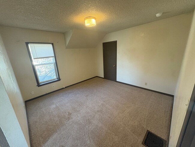 Building Photo - 425 S 30th St