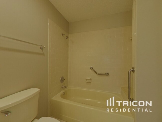 Building Photo - 6918 Silvermill Dr