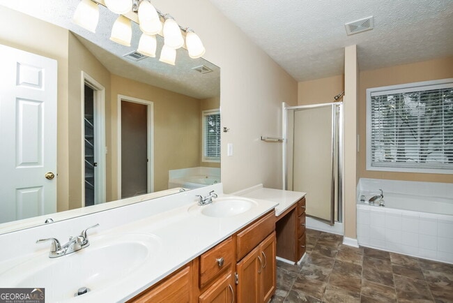Building Photo - 411 Hillcrest Cmns