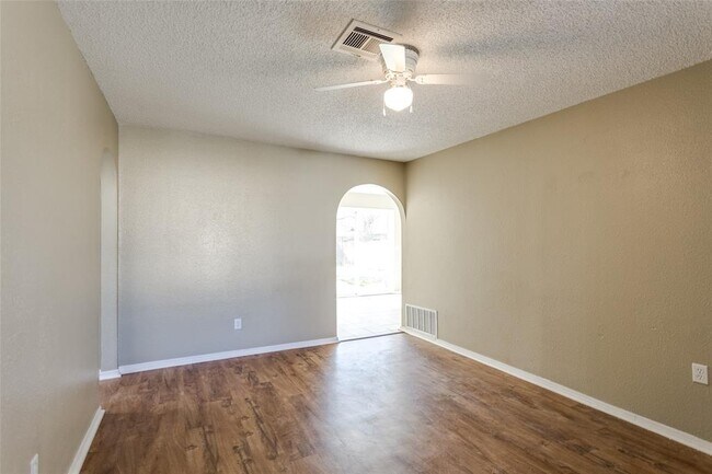 Building Photo - 645 Lloyd Ave