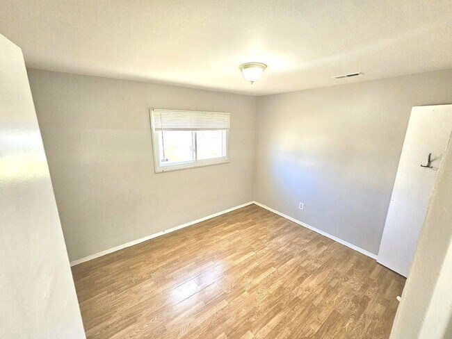 Building Photo - Amazing 3 Bedroom 1 Bathroom Home