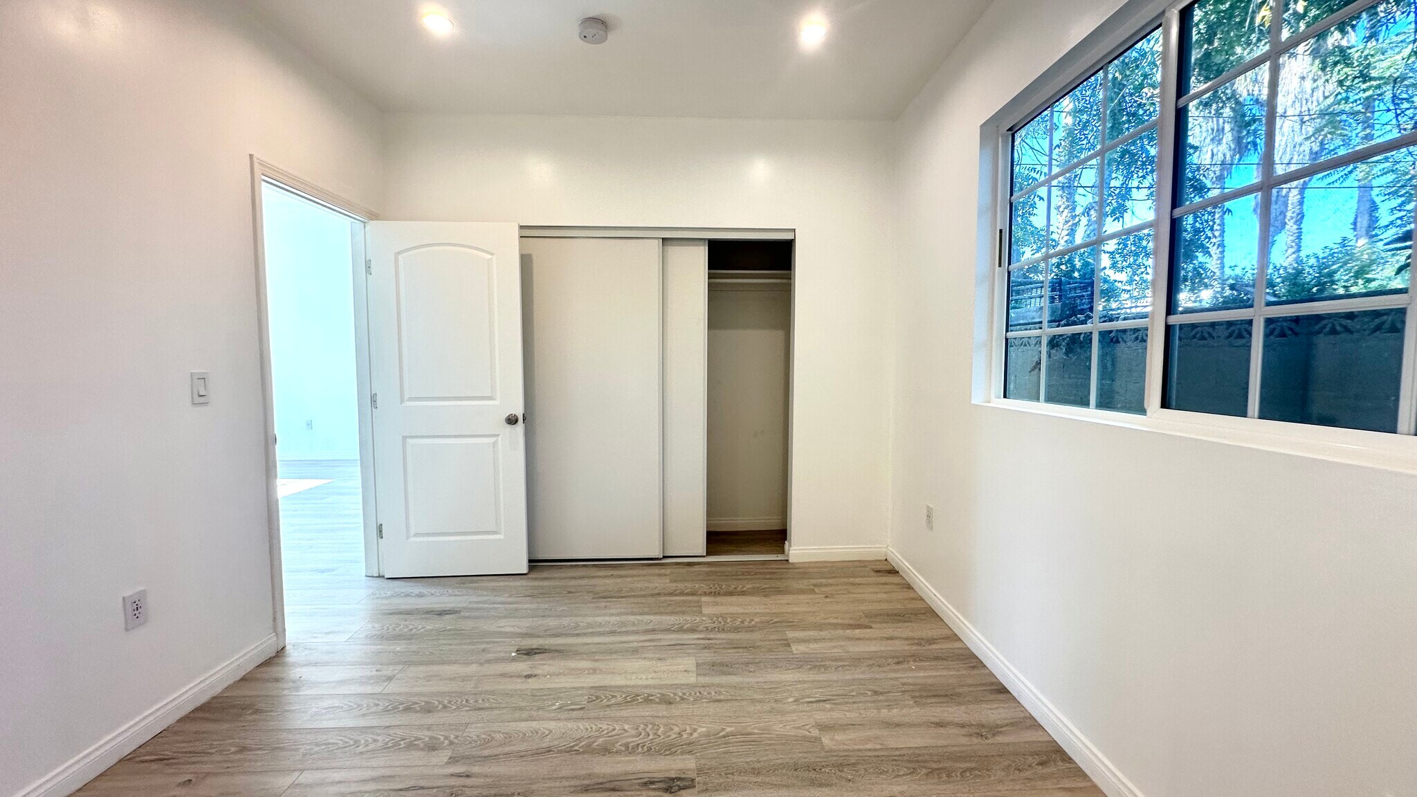 Building Photo - 16023 Wyandotte St