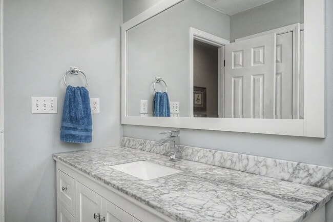 Building Photo - FIVE Bedroom Home in Bluewater Bay