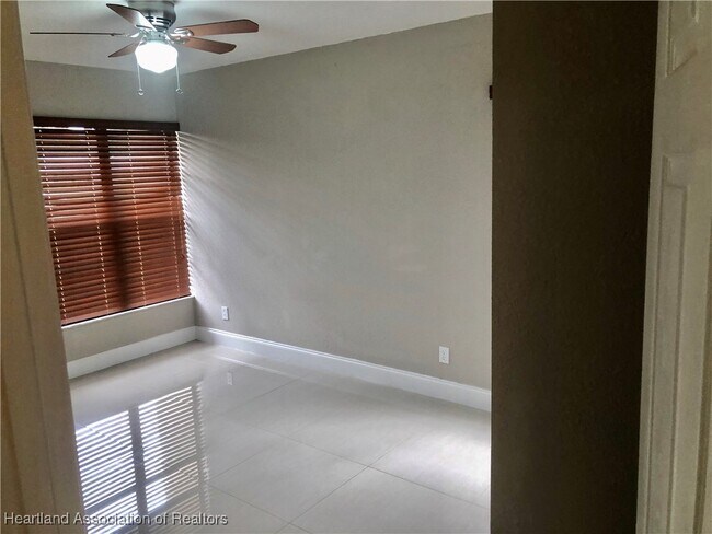 Building Photo - 4615 Lake Haven Blvd