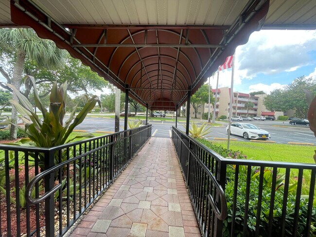 Building Photo - 1005 Country Club Dr