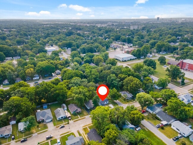 Building Photo - Updated 3 bed/1 bath home. With fully fenc...