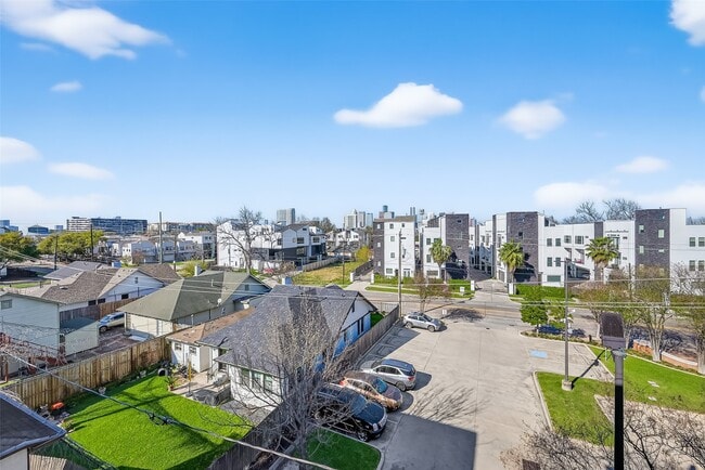 Building Photo - 1621 Rosewood St