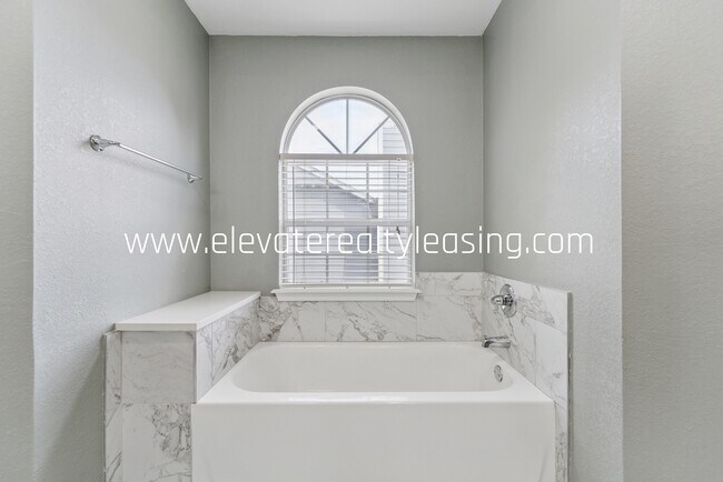 Building Photo - 1504 N Willow Ave