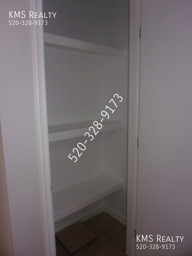 Building Photo - 3 Bedroom 2 Bath- 10048 E Desert Aire Driv...