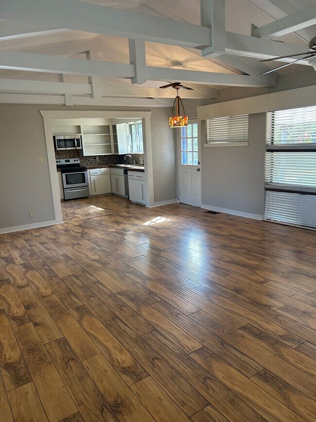 Building Photo - Contact Peggy 501 676 1758