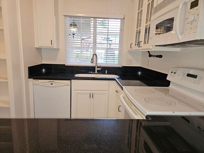 Building Photo - Superb Location for this Spacious 2 Bedroom 1.5 Bath Campbell Townhouse