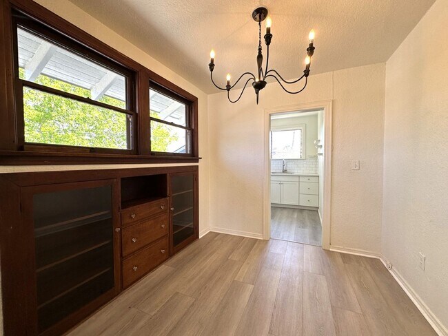 Building Photo - University Heights -Huge 1 Bedroom with Bonus Room/Bedroom and AC in Charming Vintage Building