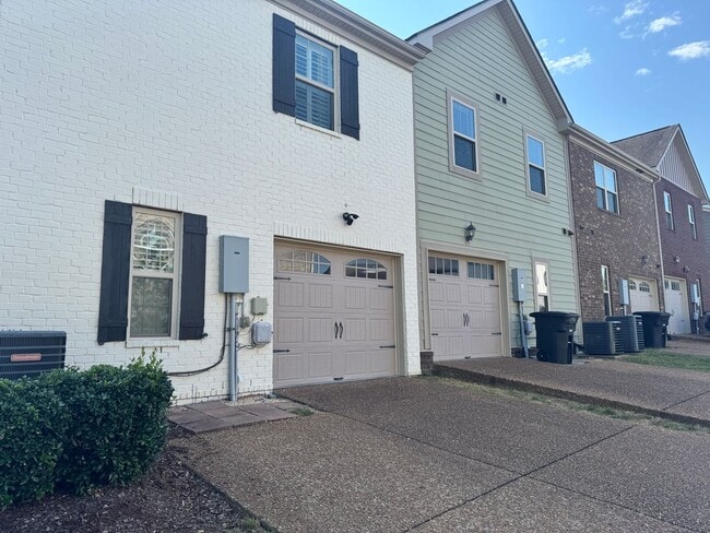 Building Photo - Beautiful 3BR Townhome in Franklin