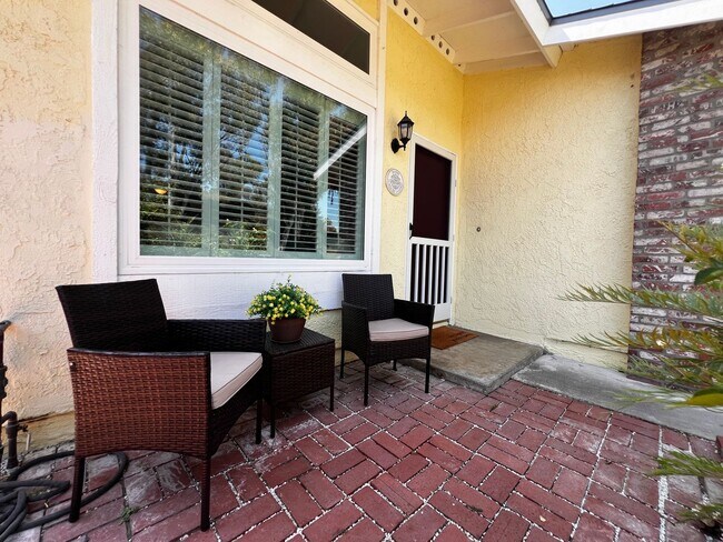 Building Photo - LAKE ACCESS!! Beautiful 4 bedroom 2 bath House, adorable front/back yard