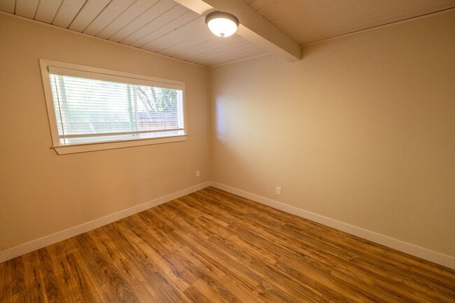 Building Photo - Beautifully updated 2 Bedroom Near Downtown!