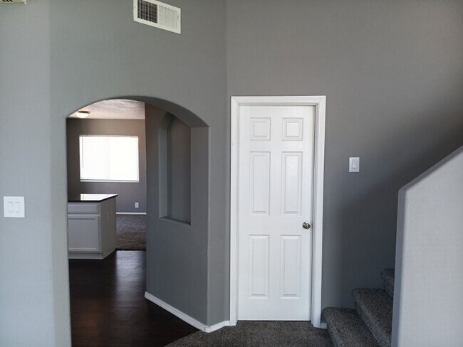 Building Photo - Stunning 5 bedroom, 3 bathroom in Rio Rancho! Ready to see the property in person? Schedule a sho...