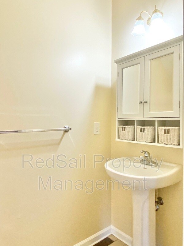 Building Photo - 1926 Algonquin Trail