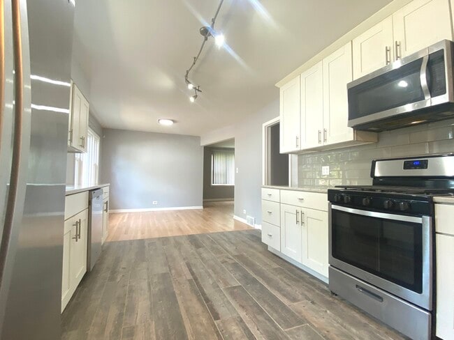 Building Photo - 426 Berteau Ave