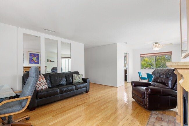 Building Photo - 3150 Avenida Topanga