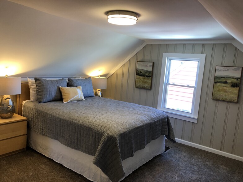 Building Photo - 1561 W 40th St