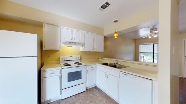 Building Photo - 305 Manuel Dr
