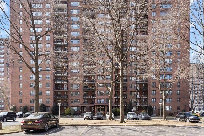 Building Photo - 225 St Pauls Ave