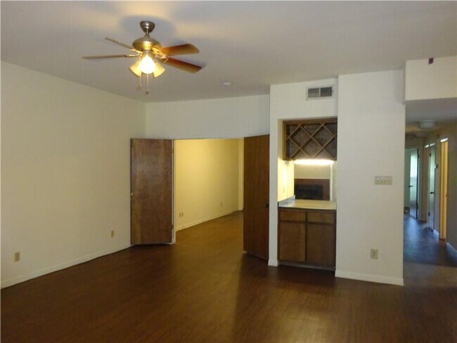 Building Photo - Close to Campus Great Room-Mate Layout