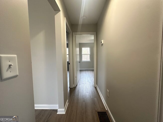 Building Photo - 1131 White Oak Dr